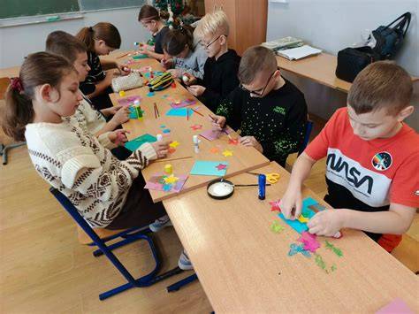 Grupa uczniów podczas warsztatów charytatywnych