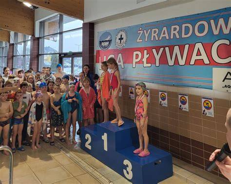 Uczniowie podczas zawodów pływackich, w tle basen