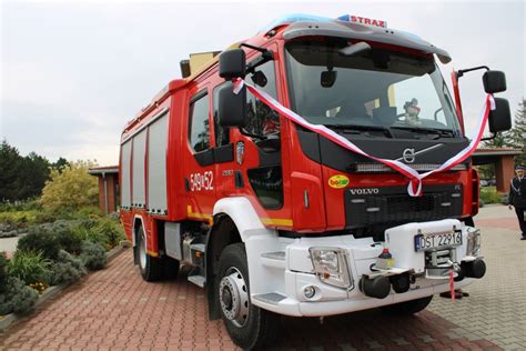 zdjęcie nowoczesnego wozu strażackiego marki Rosenbauer