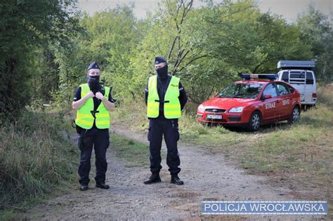 Policjanci i strażacy na miejscu zdarzenia ratunkowego