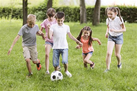 Zdjecie przedstawiające dzieci bawiące się własnoręcznie wykonanymi pojazdami z kartonu