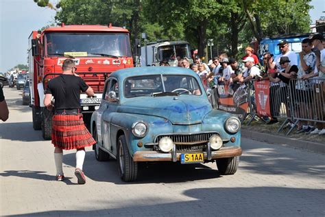 zdjęcie Żuka strażackiego na tle innych klasycznych pojazdów z bloku wschodniego na rajdzie