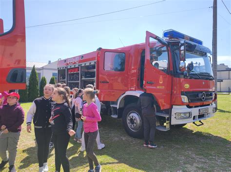 Dzieci zwiedzające wóz strażacki w remizie OSP Balice