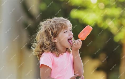 Tematyczne zdjęcie dziecka jedzącego lody w łóżku