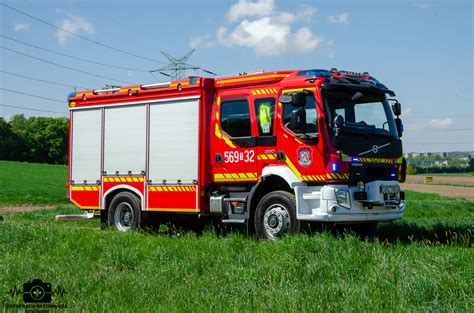 Zdjęcie przedstawiające nowy wóz strażacki Bocar na podwoziu Volvo OSP Poręba Wielka