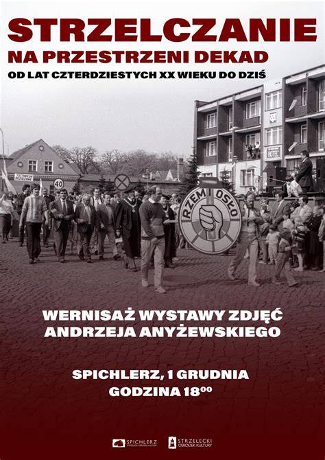 Archiwalna fotografia orkiestry lub grafika ukazująca historię zespołu na przestrzeni dekad.