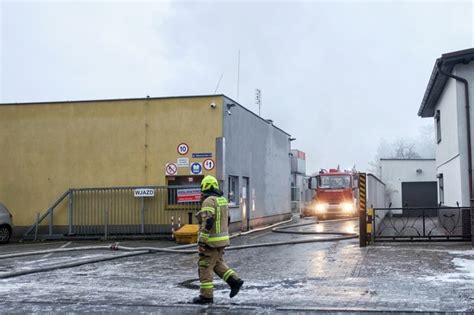 zdjęcie z akcji gaśniczej po pożarze magazynu w Kluczborku