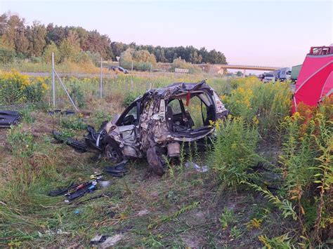 Zniszczony przez ogień samochód osobowy na poboczu drogi