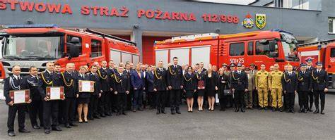 Zdjęcie ogólne z obchodów Powiatowego Dnia Strażaka w Kruszynie, przedstawiające zgromadzonych gości i nową remizę