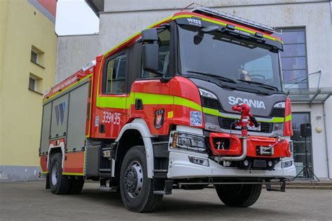 Zdjęcie przedstawiające symboliczne przekazanie kluczy do remizy i nowego wozu strażackiego Ford Transit