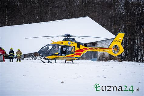 śmigłowiec Lotniczego Pogotowia Ratunkowego lądujący w pobliżu miejsca zdarzenia