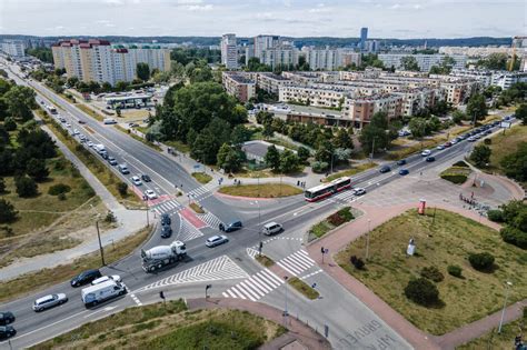 Widok z lotu ptaka na skrzyżowanie dróg krajowych 74 i 42 w Rudzie Malenieckiej