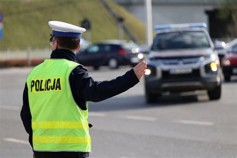 Policjant z grupy Speed kontrolujący ruch drogowy na tle skrzyżowania