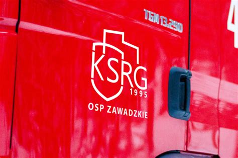 Naklejka z logo jednostki OSP na hełmie strażackim