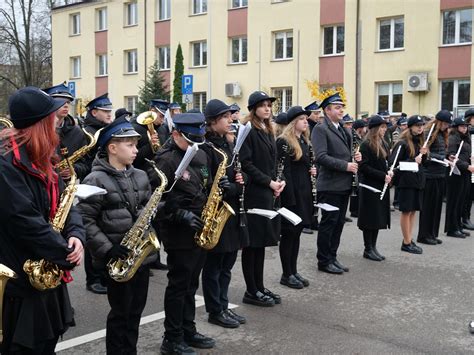 Zgromadzenie strażaków podczas uroczystości z orkiestrą dętą