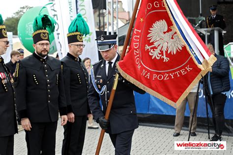 Zdjęcie z uroczystości 120-lecia OSP Łodygowice, przedstawiające nowy sztandar i paradę strażacką