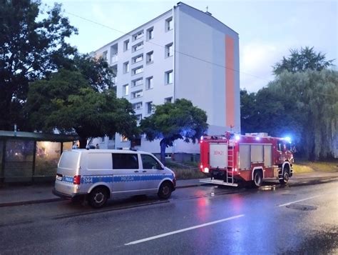 Zdjęcie zablokowanej ulicy z pojazdami służb ratunkowych