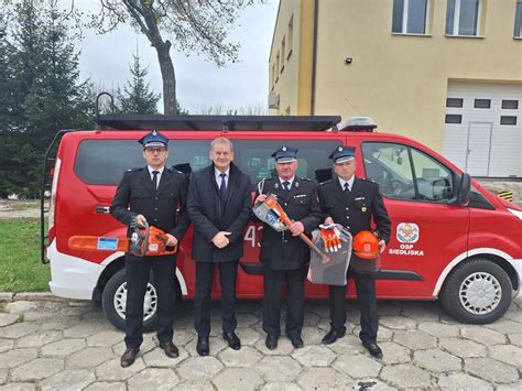 Zdjęcie przedstawiające przekazywanie nowego sprzętu jednostce OSP.