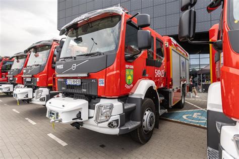 Zdjęcie prezentujące nowe, nowoczesne wozy strażackie przekazane jednostkom OSP.