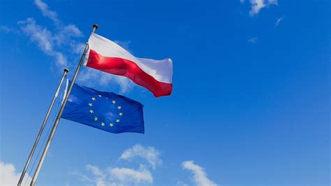 grafika przedstawiająca flagę Unii Europejskiej obok flagi Polski