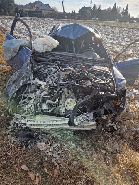 Zniszczony samochód po wypadku, płonące pole zboża