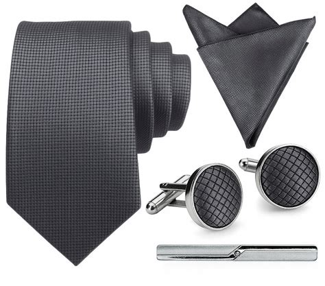 Zestaw spinek do mankietów w eleganckim opakowaniu, na tle stylizowanego wozu strażackiego.