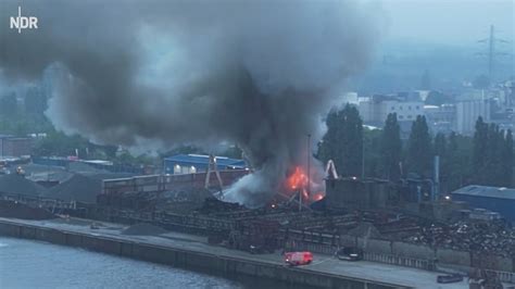 zdjęcie dymu unoszącego się nad portem w Hamburgu