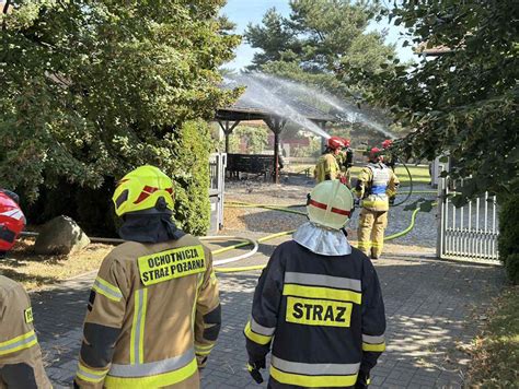 zdjęcie strażaków walczących z ogniem w porcie