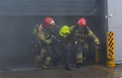 strażacy gaszą budynek podczas ćwiczeń w zakładzie karnym