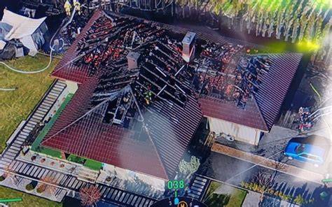 zniszczenia po pożarze w Józefosławiu, widok na spalony dach i poddasze