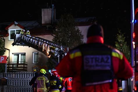 Strażacy ewakuujący osobę z balkonu podczas pożaru w Gnieźnie