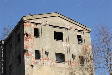 Fotografia pożaru nagromadzonych odpadów w starym budynku przemysłowym