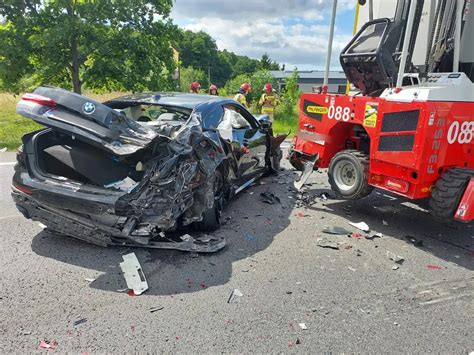 Miejsce tragicznego wypadku drogowego z udziałem wielu pojazdów pod Kielcami