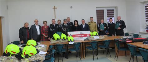Zdjęcie przedstawicieli OSP podpisujących umowy na przekazanie sprzętu w Urzędzie Gminy