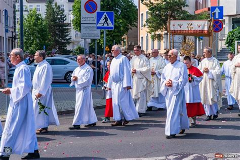 zdjęcie procesji z pocztami sztandarowymi przed kościołem w Ceranowie