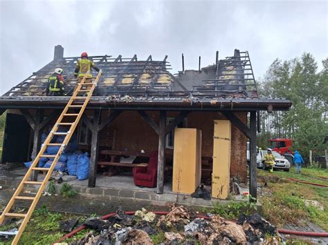 zdjęcie akcji gaśniczej na poddaszu budynku mieszkalnego