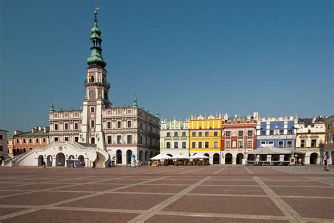 Zdjęcie grupy dzieci zwiedzających rynek w Zamościu