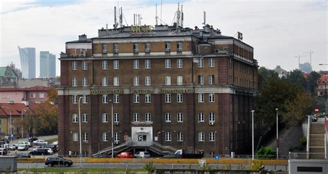 Widok na budynek instytucji publicznej lub biura planowania regionalnego w Ostrołęce, z elementami architektury miejskiej