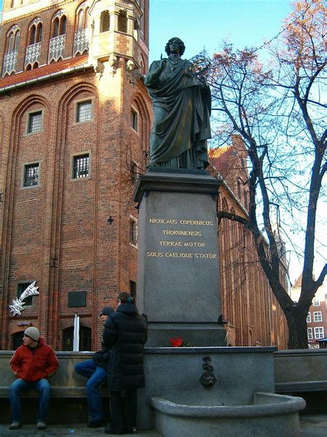 Pomnik Mikołaja Kopernika przy Zespole Szkół w Wysocku Małym