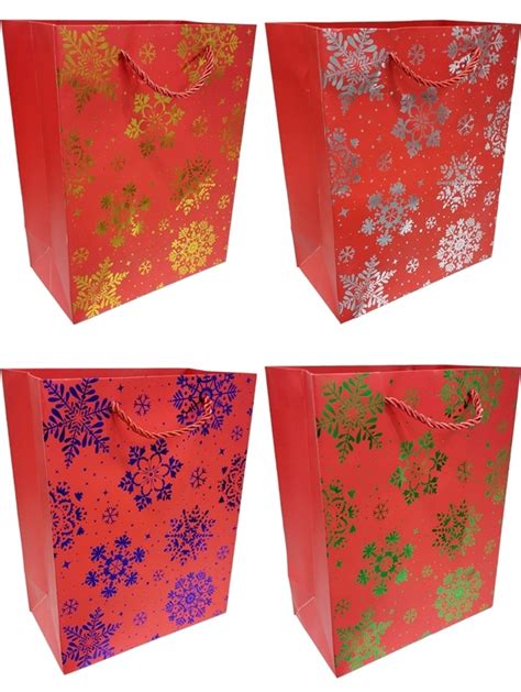 grafika przedstawiająca kilka torebek prezentowych ze Strażakiem Samem w różnych ujęciach