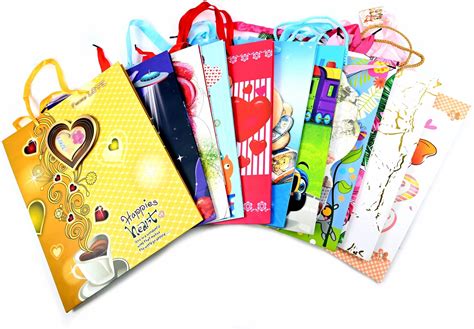 zdjęcie pokazujące zawartość jednej z torebek prezentowych, np. cukierki i małą zabawkę