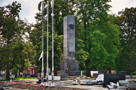 Obelisk na Placu Wolności w Grabowie nad Prosną