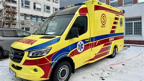 Ilustracja przedstawiająca nowoczesny ambulans z napędem 4x4 w wiejskim terenie