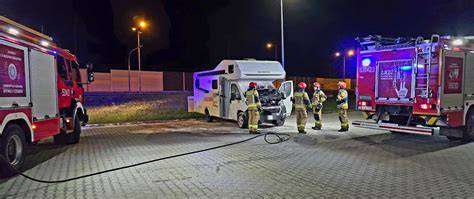 Zdjęcie pojazdu amfibijnego straży pożarnej w terenie podmokłym