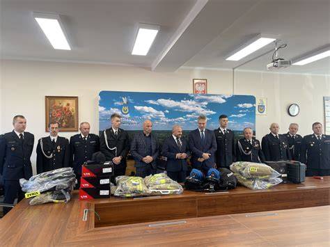 Zdjęcie z uroczystości przekazania dofinansowania lub nowego sprzętu dla jednostek OSP.