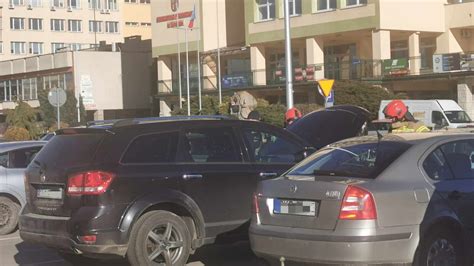 Zdjęcie spalonego samochodu na parkingu przy Pustyni Błędowskiej i uszkodzonych pobliskich aut