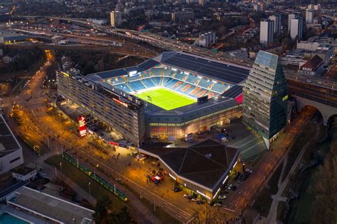 Zniszczone wnętrza stadionu St. Jakob-Park po pożarze