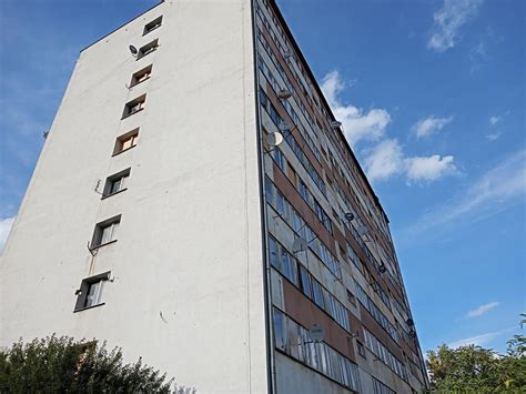 Zdjęcie bloku socjalnego przy ulicy Młodej 4 w Kielcach, ukazujące ogólny wygląd i otoczenie