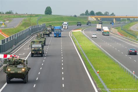 zdjęcie kolumny wojskowych pojazdów podczas ćwiczeń