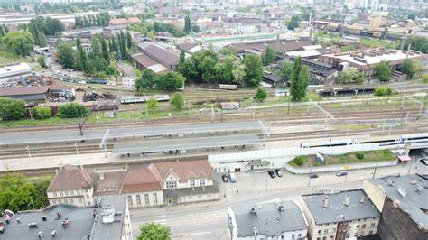 ilustracja przedstawiająca panoramę Chorzowa lub stację Chorzów Batory